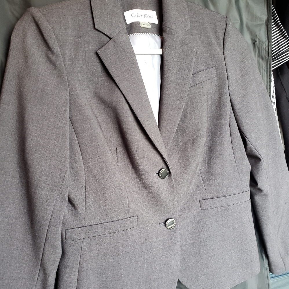Calvin klein blazer, size 4P, gray. Never worn.